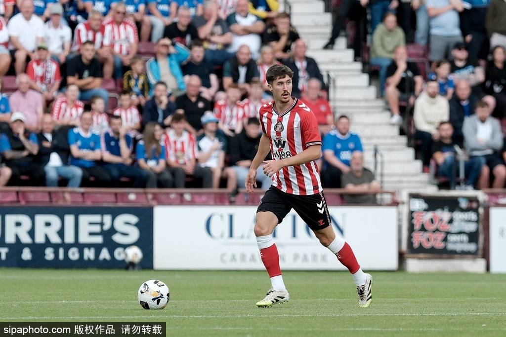 沃尔夫斯堡出价1000万镑求购桑德兰后卫特雷-休姆：德甲新星的崛起与市场动态分析