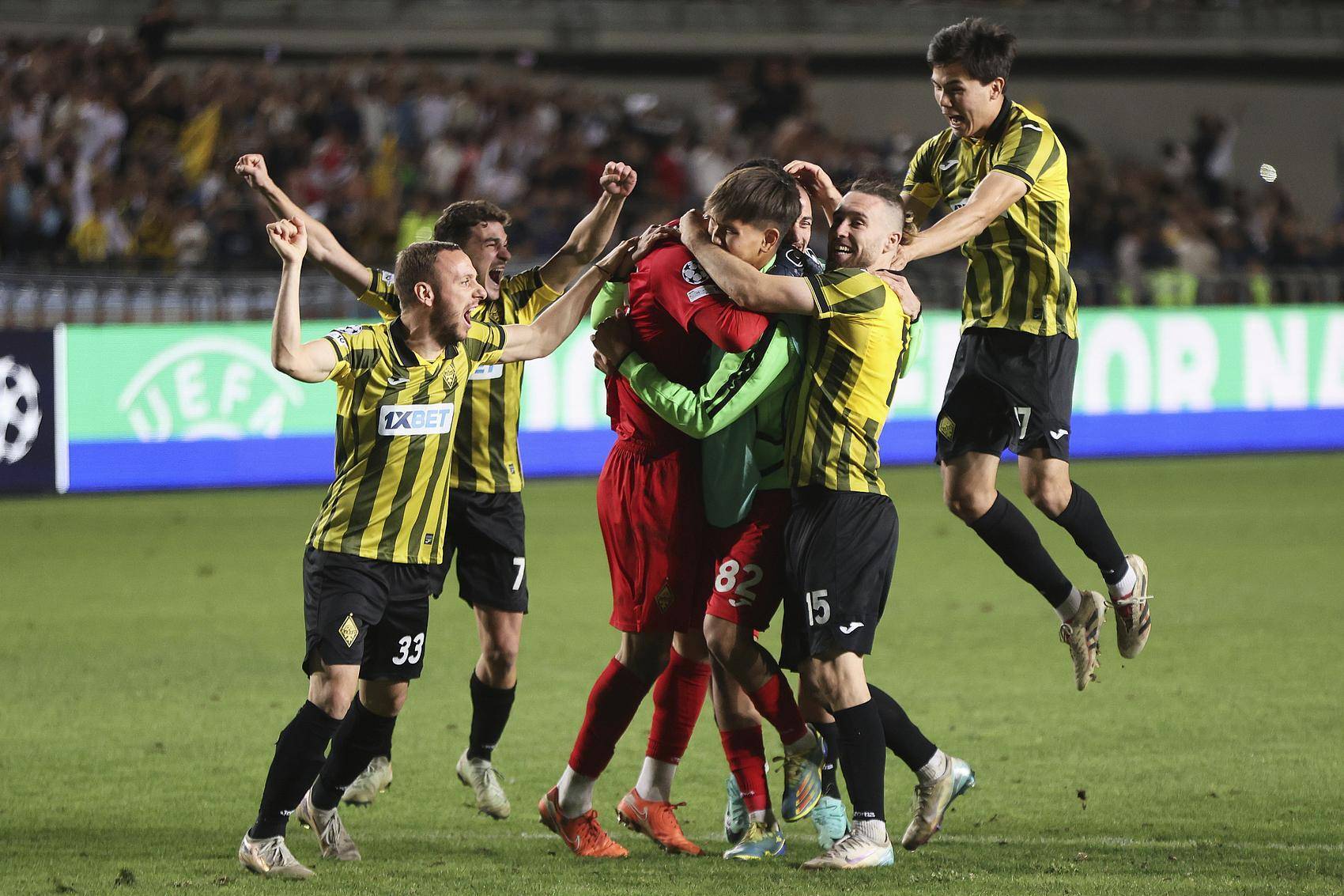 欧冠更近了！从乌鲁木齐到阿拉木图看比赛，飞行时间不到两小时，还免签！ | 记者观察